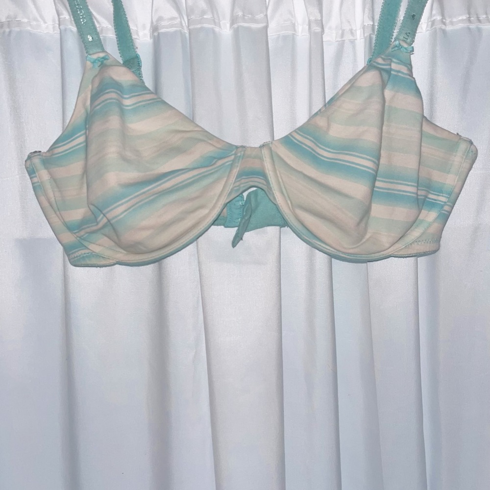 💕Victoria’s Secret Padless bra with wiring